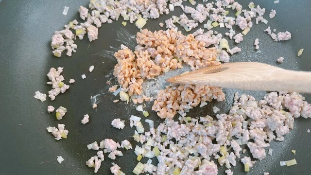 豚肉と納豆のスタミナ焼きそば　レシピ　具を炒める
