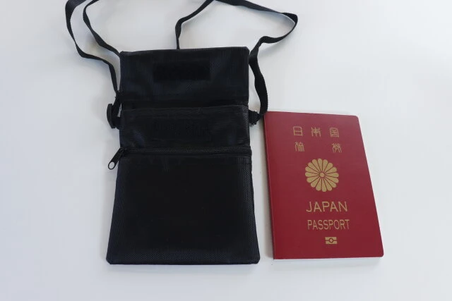 キャンドゥ　パスポートポーチ ストラップ付　パスポート　サイズ感