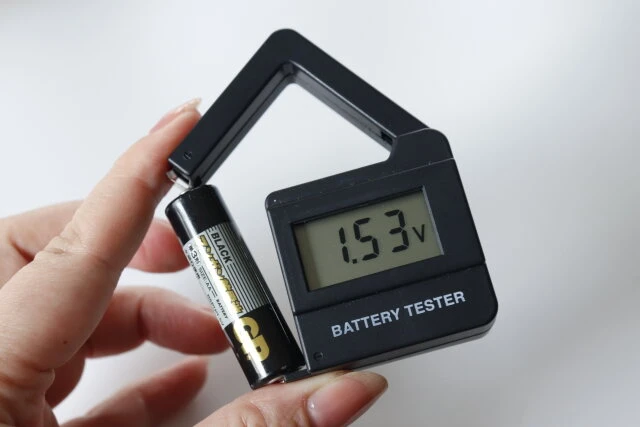 キャンドゥ　デジタルバッテリーチェッカー　対応乾電池　使用例