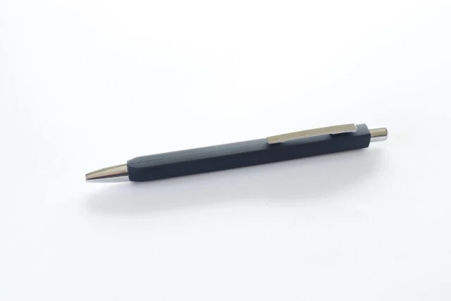セリア　マグネット付きボールペン 油性黒インク 0.7mm　全体
