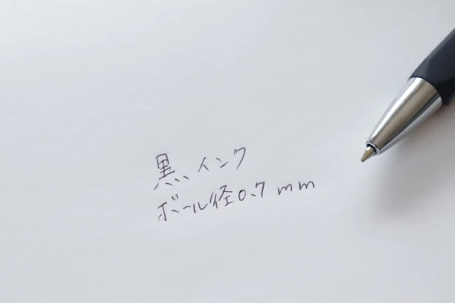 セリア　マグネット付きボールペン 油性黒インク 0.7mm　使いやすい