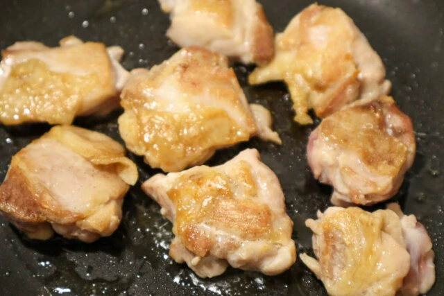 みそチーズクリームチキン　レシピ　鶏肉を焼く
