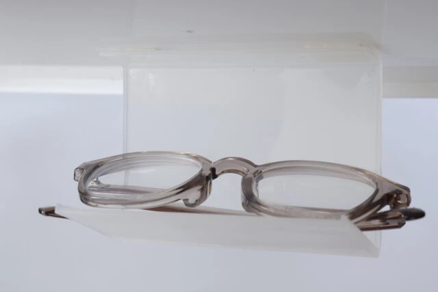 セリア　水切りできる洗面小物トレー（粘着）　眼鏡
