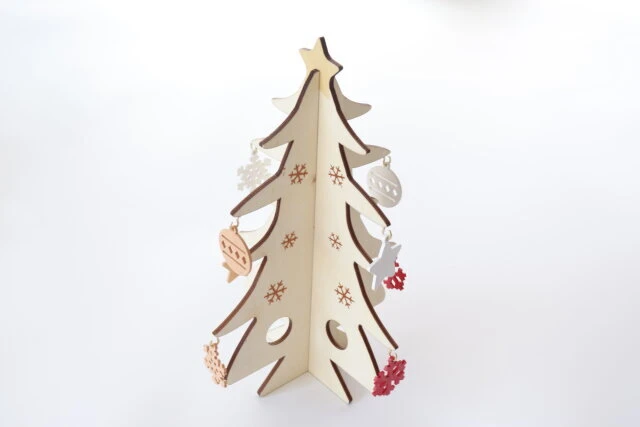 ダイソー　ウッドオブジェ（家型、ライト付）　クリスマスツリー（組み立て）