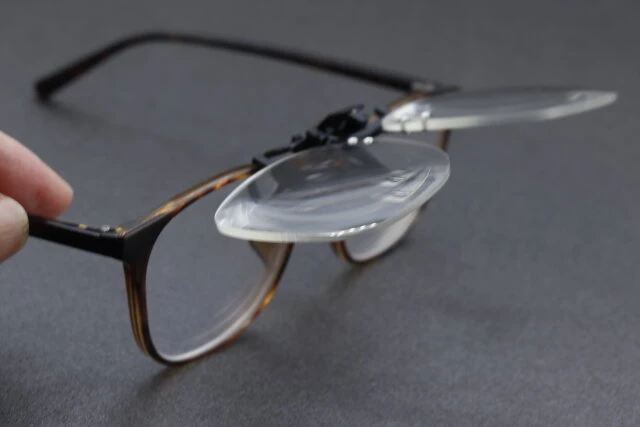 セリアのメガネに装着 クリップ付拡大鏡（1.8倍）は開く