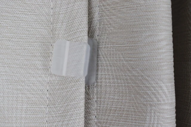 ダイソーのカーテン隙間防止クリップ 厚手カーテン用 2Pの使用例