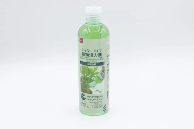 ダイソーのシャワータイプ植物活力剤（500ml、全植物用）のパッケージ