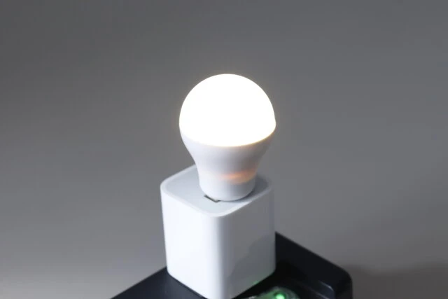 ダイソーのUSB電球型ナイトライト（2個）はUSBで点灯する