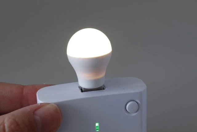 ダイソーのUSB電球型ナイトライト（2個）はモバイルバッテリーでも点灯する