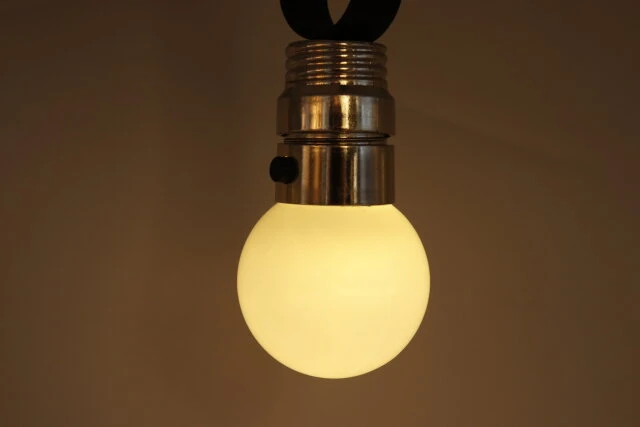 キャンドゥの電球型LEDライト マグネット付の光量