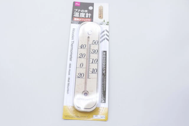 ダイソーのブナの木温度計（フック付き、壁掛けタイプ）のパッケージ