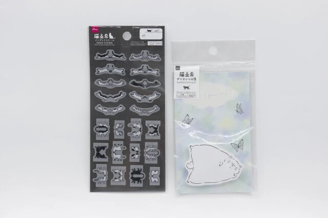 ダイソーのインデックスシール（猫の日文具、ビンテージ）とダイカット付箋（猫の日文具、BLUE）のパッケージ