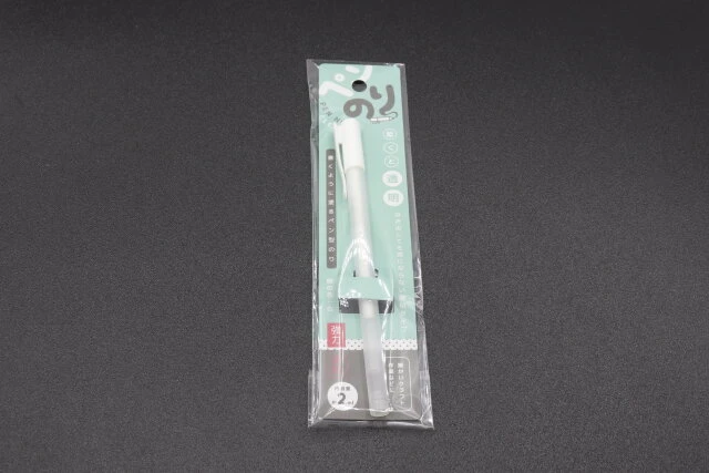 セリアの透明になるペン型のりのパッケージ