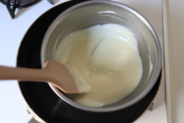 バニラホワイトチョコパウンド　レシピ　ホワイトチョコを湯せんにかける