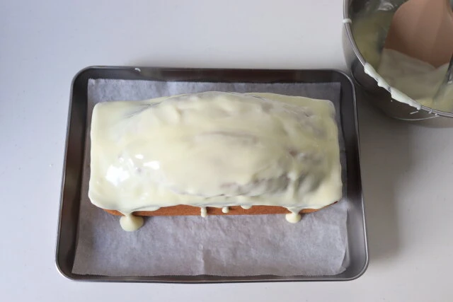 バニラホワイトチョコパウンド　レシピ　ホワイトチョコをパウンドケーキにかける