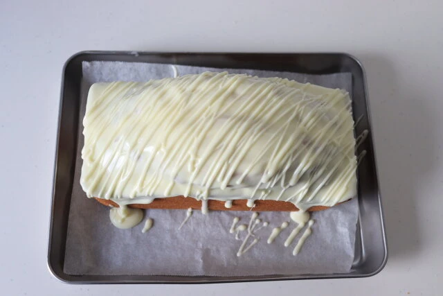 バニラホワイトチョコパウンド　レシピ　ホワイトチョコをパウンドケーキにかける
