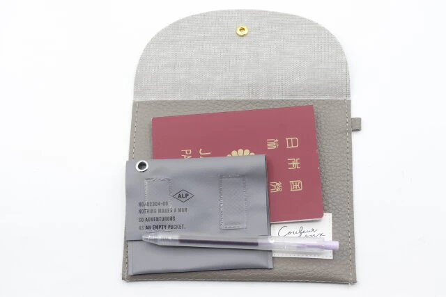 セリアの合皮カラーフラップポーチはパスポートがすっぽり入るサイズ感