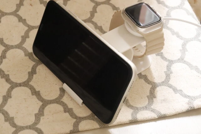 ダイソーのアップルウォッチ用充電スタンドにスマホとアップルウォッチをセットした様子