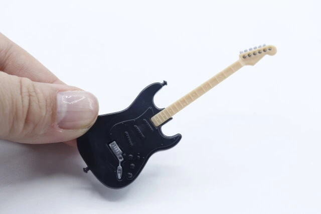 セリアのミニチュア エレキギター1の完成形