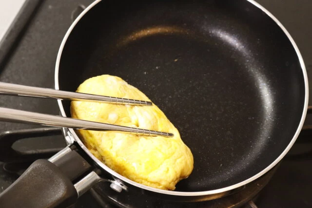 ダイソーの軽量フライパン（14cm、ダイヤモンドコーティング）で卵料理を作る様子