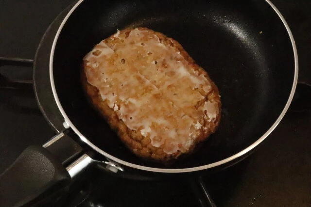 ダイソーの軽量フライパン（14cm、ダイヤモンドコーティング）でハンバーグを焼く様子