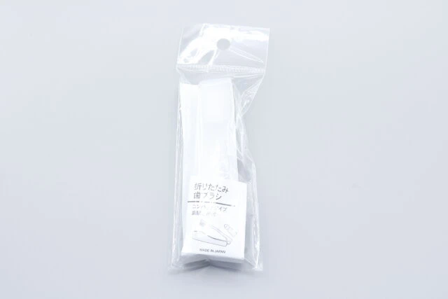 セリアの折りたたみ歯ブラシコンパクトタイプ歯磨き粉付のパッケージ