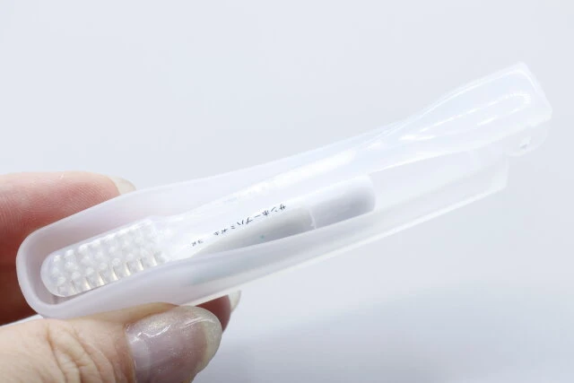 セリアの折りたたみ歯ブラシコンパクトタイプ歯磨き粉付