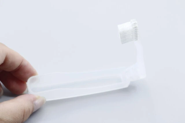 セリアの折りたたみ歯ブラシコンパクトタイプ歯磨き粉付のデザイン