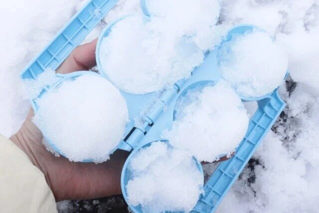ダイソーの雪遊びできる泥団子メーカー（3in1）に雪を詰める様子
