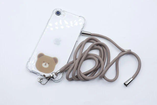 セリアのクマ＆パンダスマートフォン用ストラップ約70cmをスマホに装着