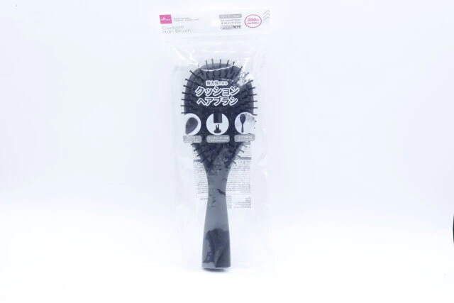 ダイソーのクッションヘアブラシ（22.4cm×7.8cm）のパッケージ