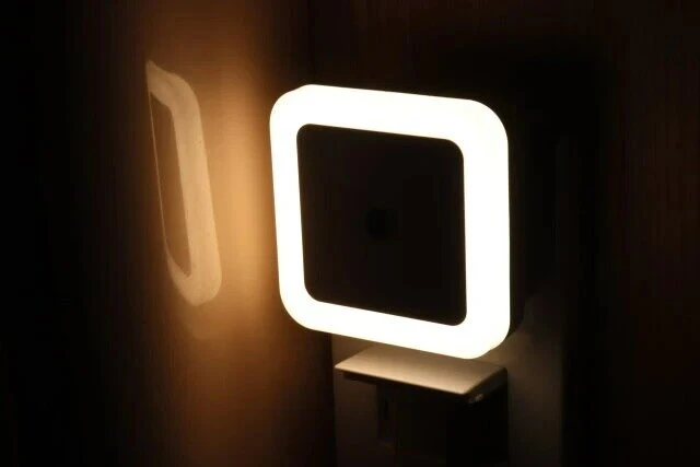 LED明暗センサー付きナイトライト（電球色）点灯時