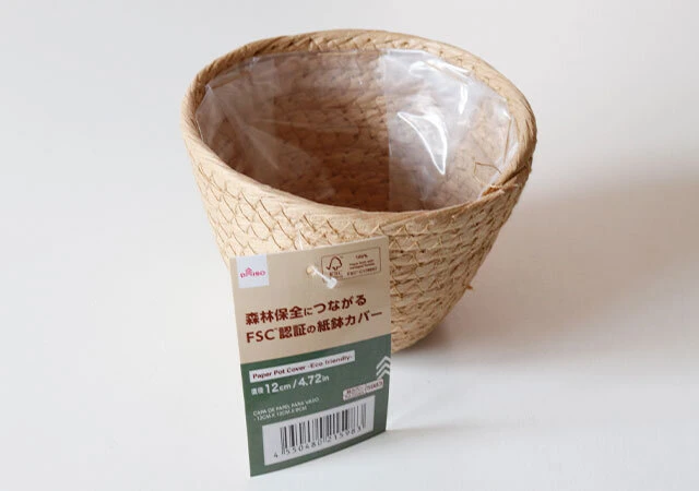 ダイソー　森林保全につながるFSC認証の紙鉢カバー　商品タグ
