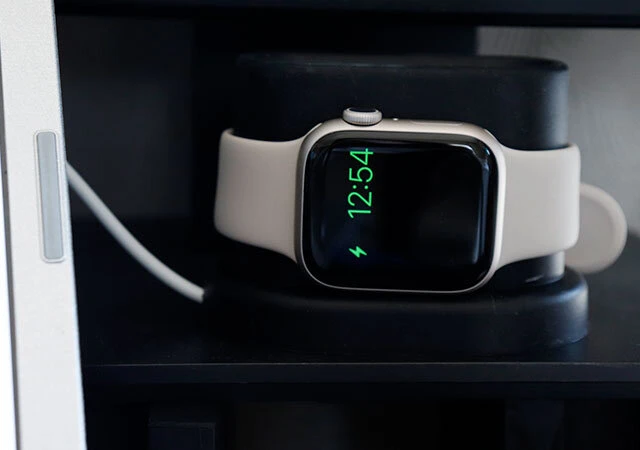 ダイソー　Apple WatchとAirPodsを同時に充電できるスタンド　1台のみ