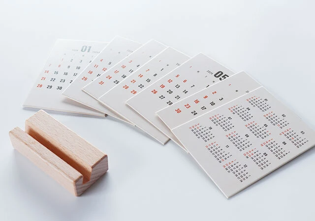 ダイソー　シンプル卓上カレンダー（木製台座タイプ）　レトロ
