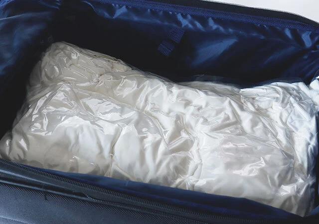 ダイソー　ミニバルブ式圧縮袋　圧縮　スーツケース