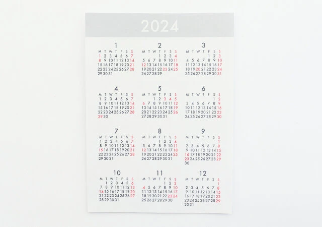 ダイソー　2024年 カレンダーシール（縦、カラー、11cm×15cm）　年間カレンダー