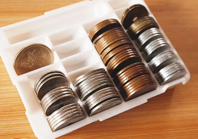 硬貨を収納したダイソーのコインケース
