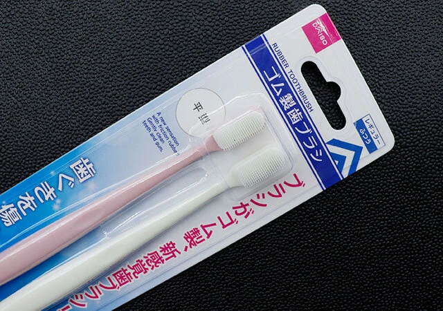 平型ゴム製レギュラーサイズの歯ブラシ
