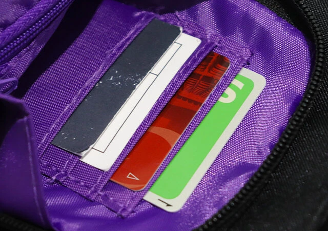 NERDY［ノルディ］コンパクトショルダーバッグのフロントポケットにあるカードポケット
