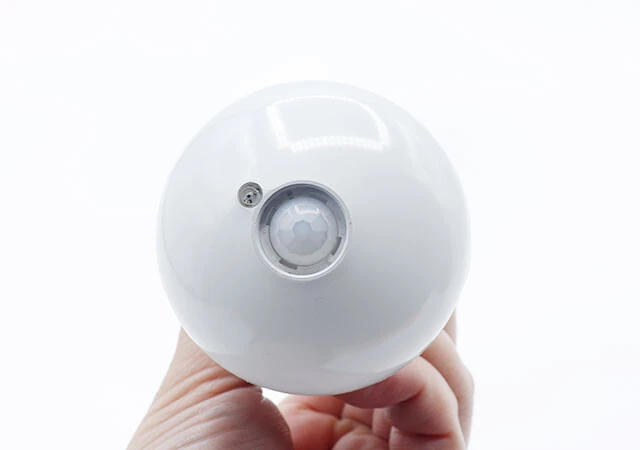 ダイソー　LED電球人感センサー付き（40W形相当、昼白色）
