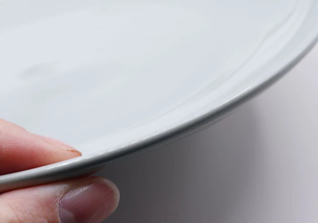ダイソー　軽量食器丸皿（18cm、グレー）