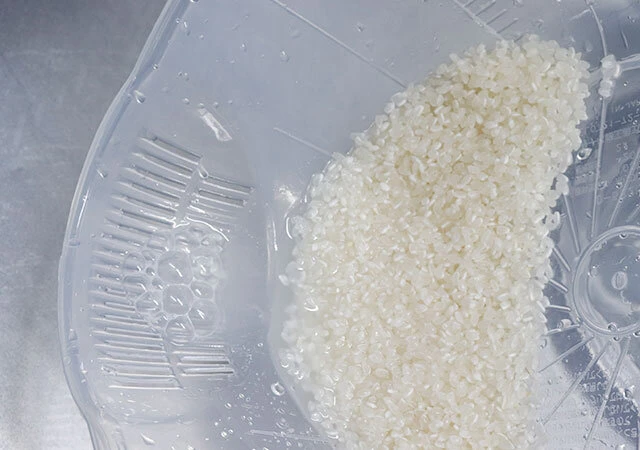 ダイソーのフレスコ 米とぎ調理ボウルで米を研ぐ様子
