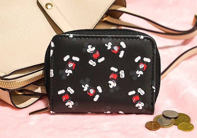 ミッキーマウスのミニ財布とバッグを並べた画像