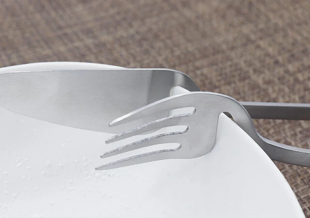 セリアのハング ディナーフォークとハング ディナーナイフはお皿にひっかけられる
