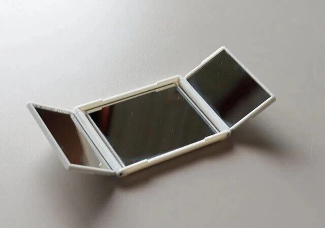 ダイソーのアイメイクに使いやすい拡大鏡付コンパクト三面鏡スタンド式