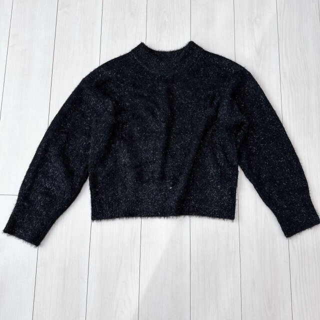 GUのシャイニークルーネックセーター