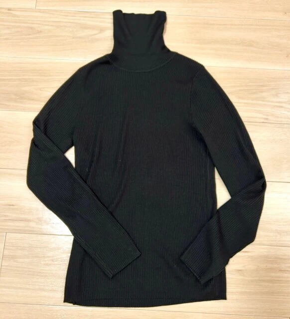 ユニクロの黒のリブタートルネックセーター