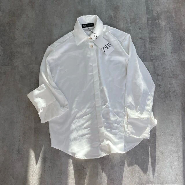 ZARAコンシールボタンサテンシャツのホワイト