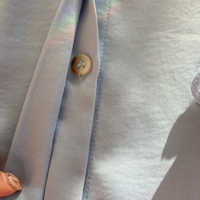 ZARAコンシールボタンサテンシャツのボタン部分